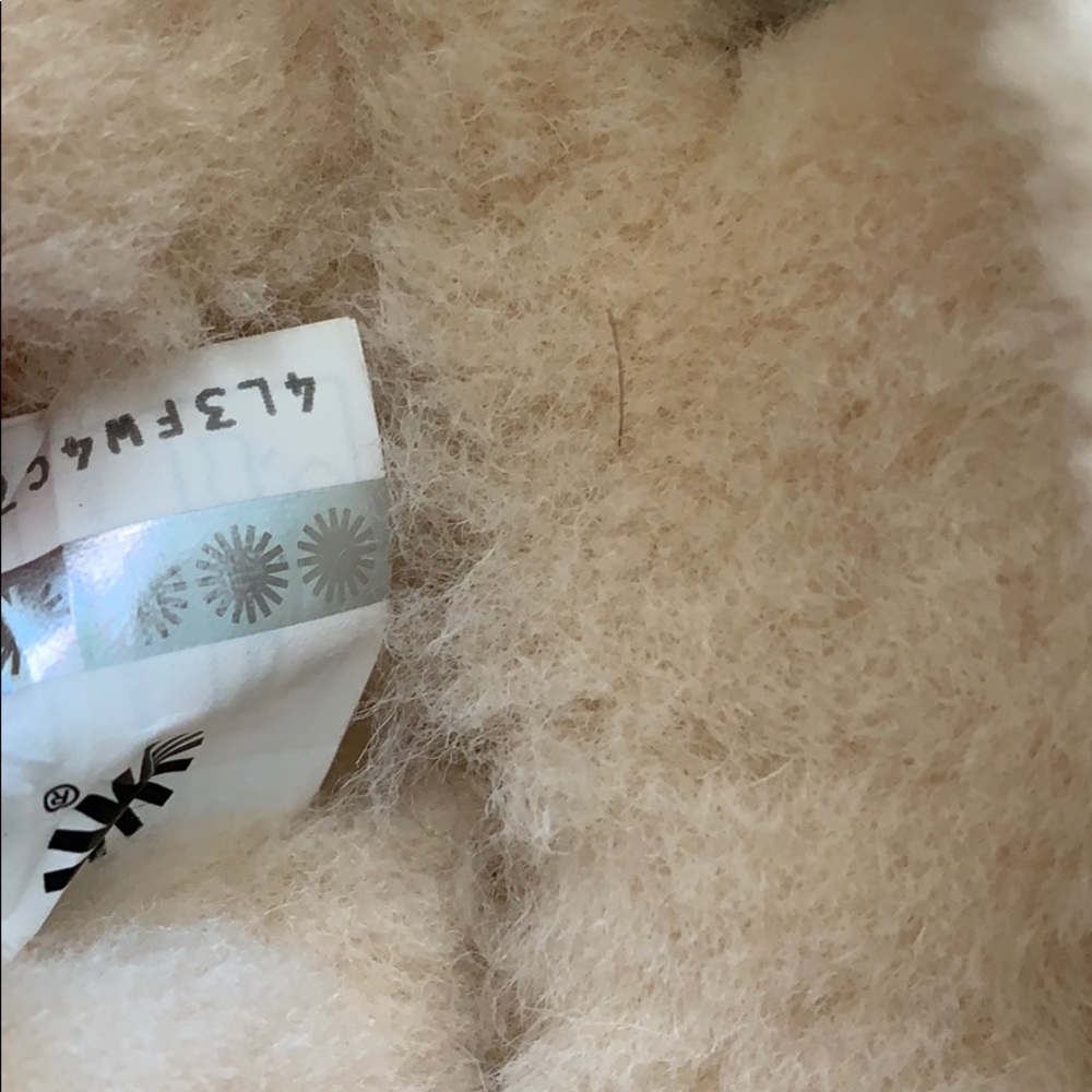authentic UGG Dakota Pom Pom Moccasins - Picture 6 of 8